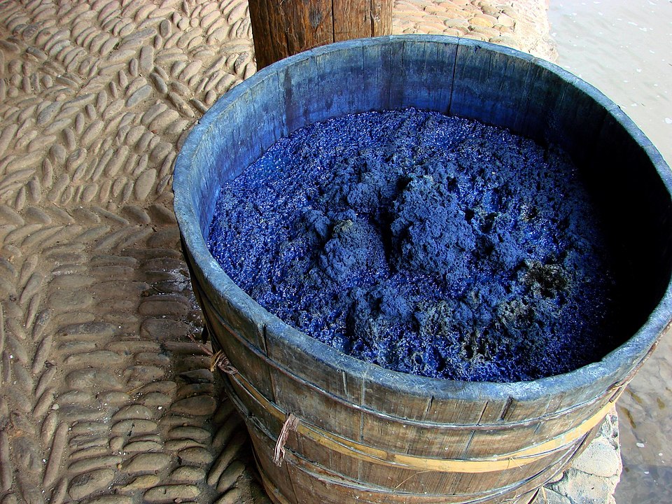 Seau d’indigo de Guizhou. Par gitane — Travail personnel, CC BY 3.0, (commons.wikimedia.org/)