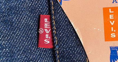 Le nom « LEVI’S » avec un grand E.